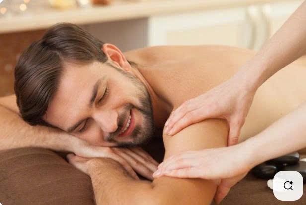 Khách nam đang thư giãn với dịch vụ massage lingam tại Hà Nội